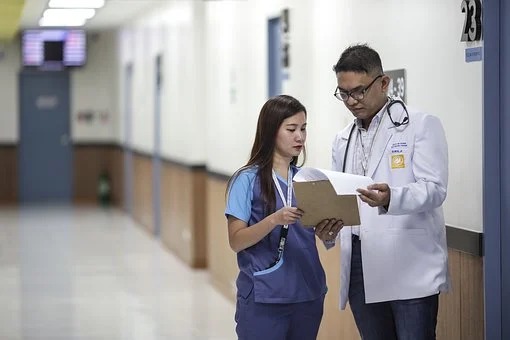 失眠体检者一般和哪些因素有关？环境因素和心理社会因素